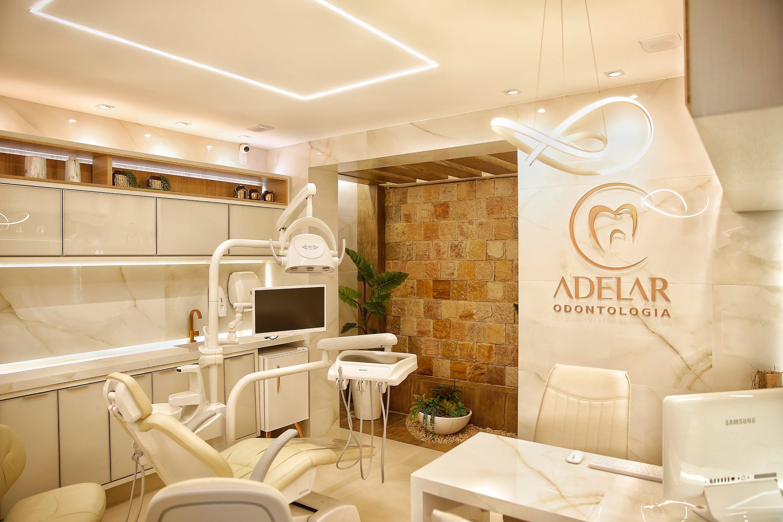 Consultório com cadeira odontológica, madeira e iluminação quente