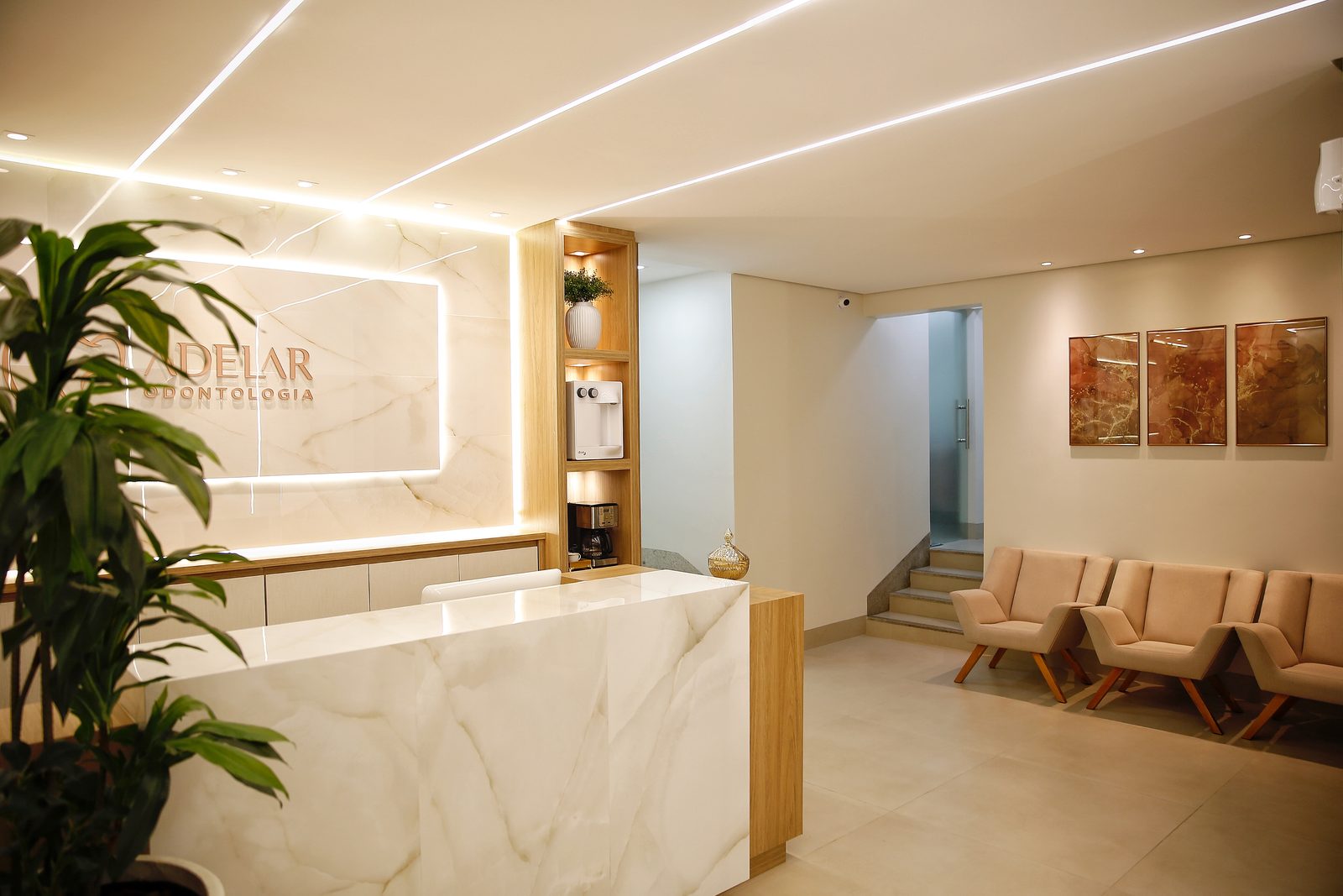 Sala de espera com poltronas e plantas