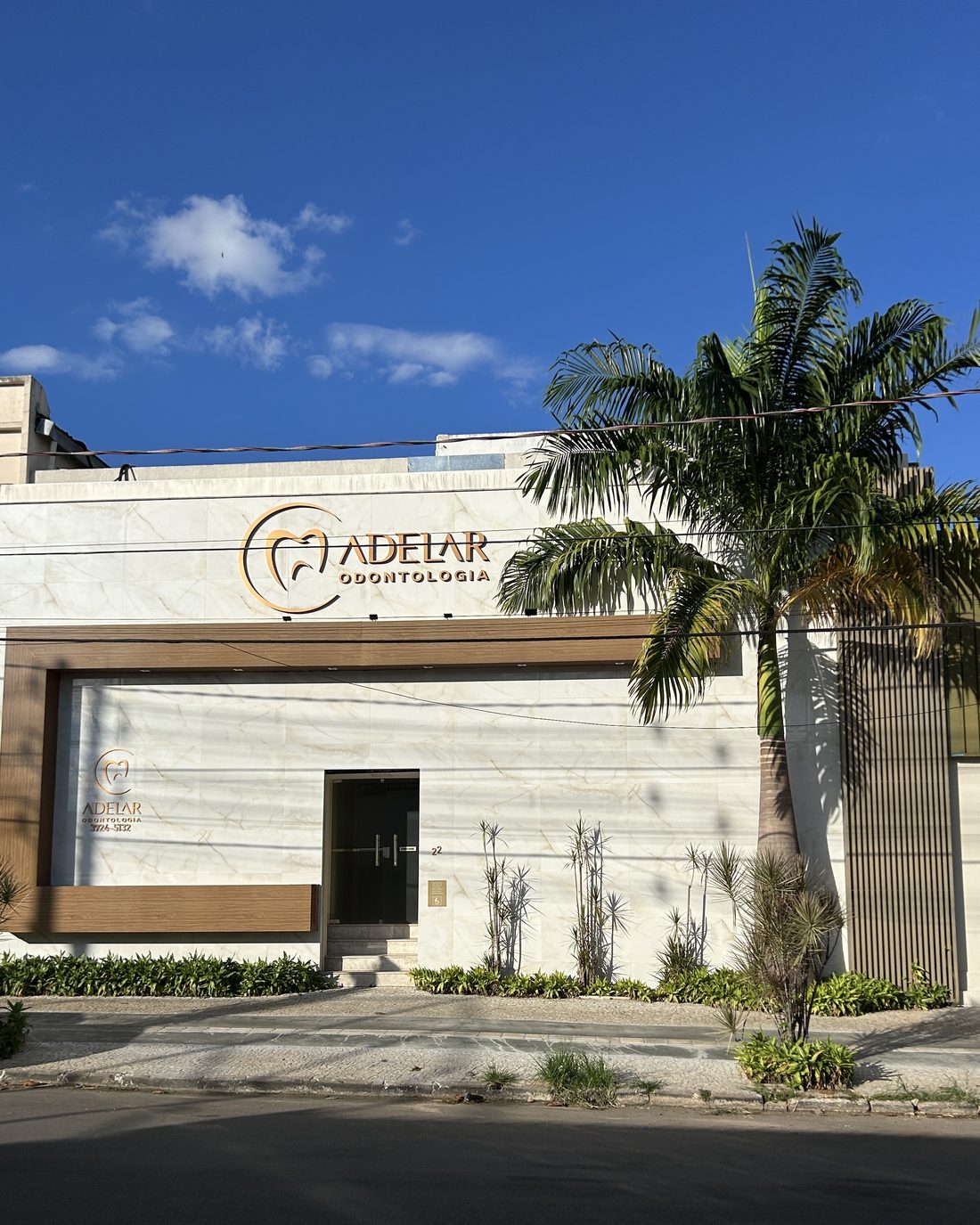 Fachada da Adelar Odontologia no Setor Aeroporto, em Goiânia, com a placa da clínica