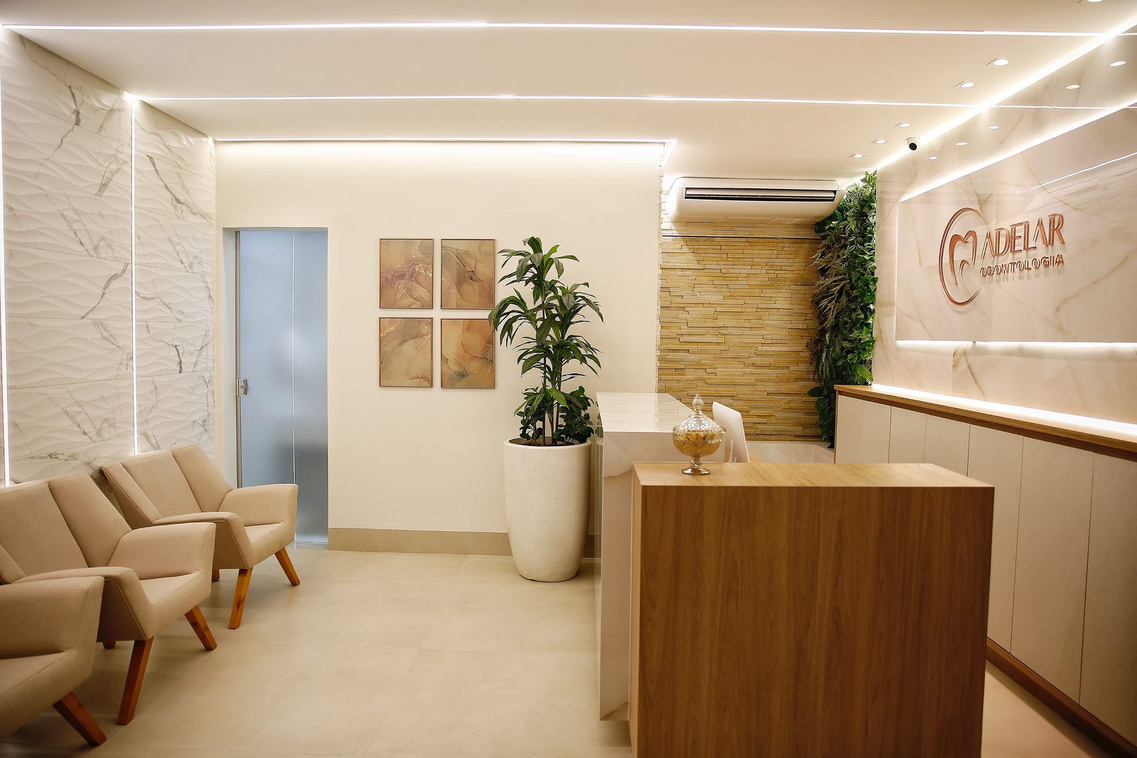 Lobby e recepção da Adelar Odontologia